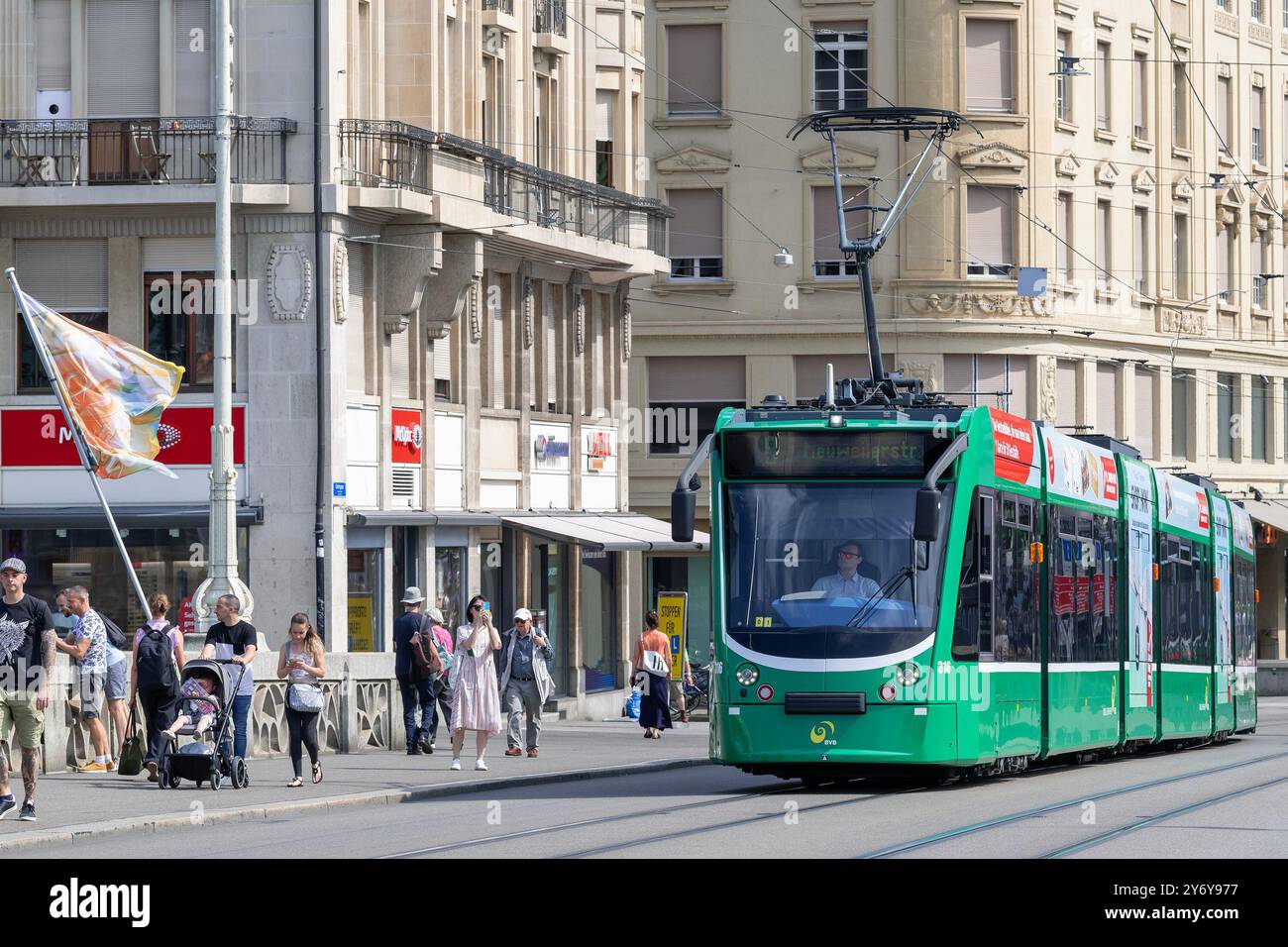 Vista su un tram verde Siemens Combino BE 6/8 in una strada di Basilea. Foto Stock