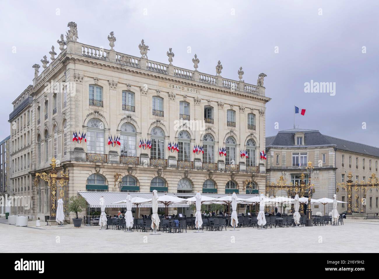 Nancy - Vista di Place Stanislas con il Grand Hôtel costruito da Emmanuel Héré nel 1755 e davanti alla terrazza del ristorante. Foto Stock