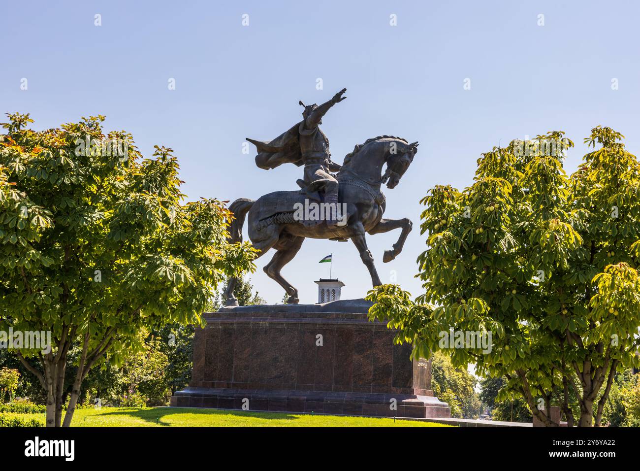 Tashkent, Uzbekistan - 15 agosto 2023: Monumento ad Amir Timur sulla piazza centrale con il complesso - 'Hotel Uzbekistan', 'Forum Fondo' e 'Tashkent Foto Stock