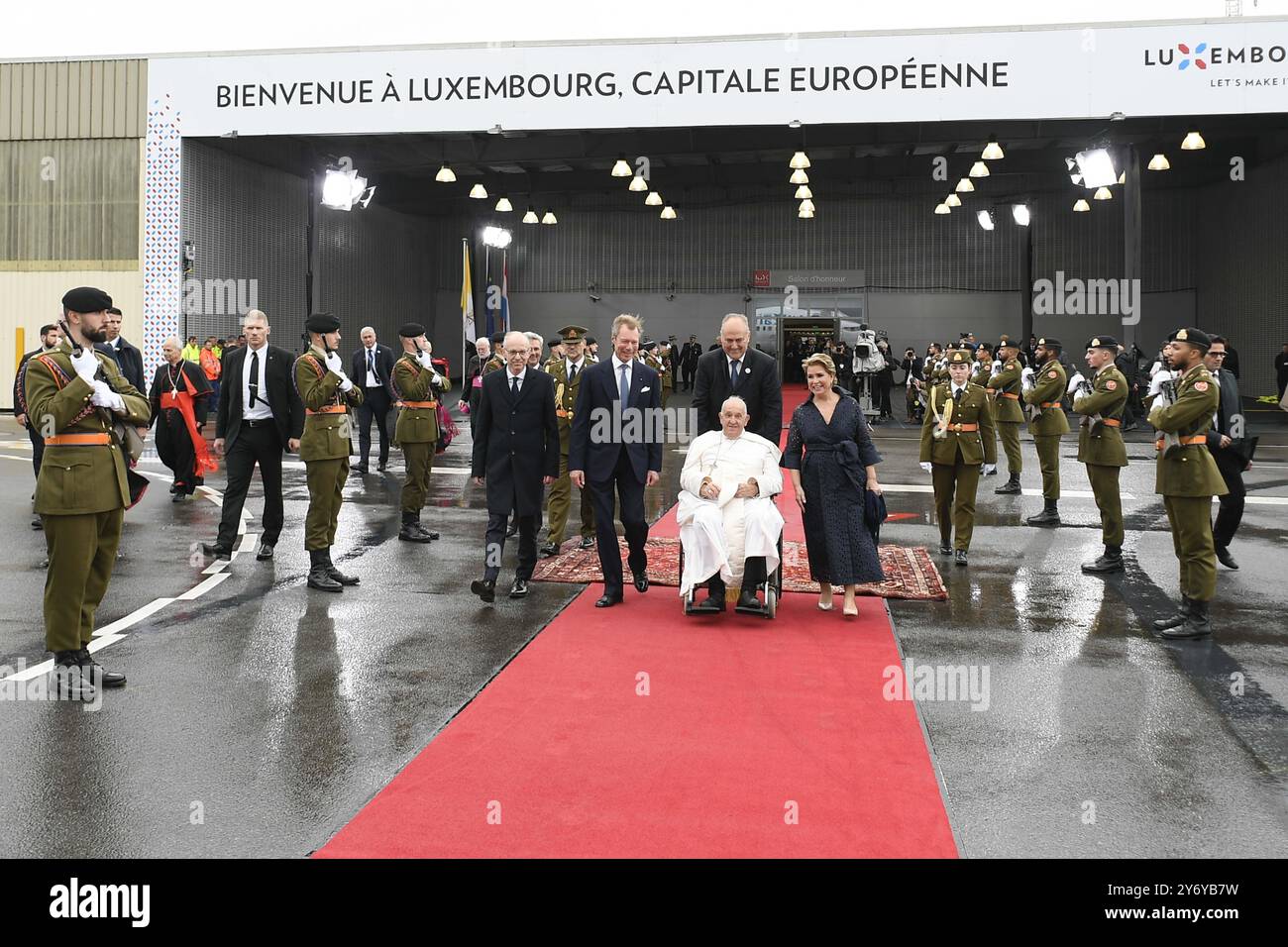 **NO LIBRI** Lussemburgo, 2024/9/26.Papa Francesco viene accolto dal Granduca Enrico di Lussemburgo, dalla moglie la Granduchessa Maria Teresa e dal primo Ministro Luc Frieden (L) durante una cerimonia di addio all'Aeroporto Internazionale di Lussemburgo Findel. Papa Francesco conclude la sua visita apostolica nella minuscola nazione nel cuore dell'Europa e parte per il Belgio, seconda tappa della sua Fotografia di viaggio Apostolico dei MEDIA VATICANI/Catholic Press Photo Foto Stock