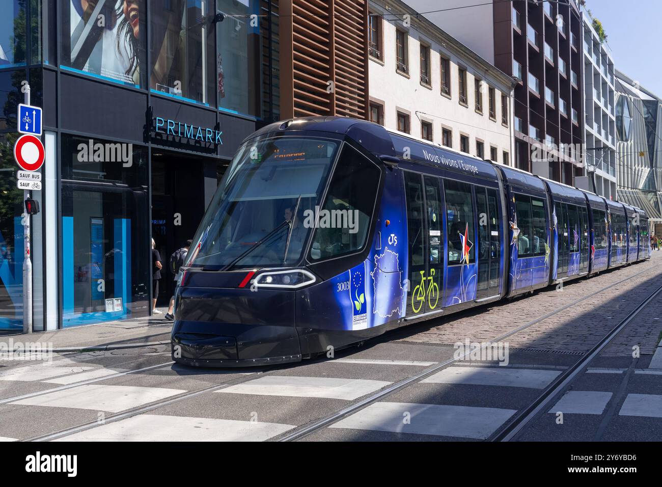 Strasburgo, Francia - Vista su un tram articolato della metropolitana leggera Alstom Citadis 403 in una strada di Strasburgo. Foto Stock