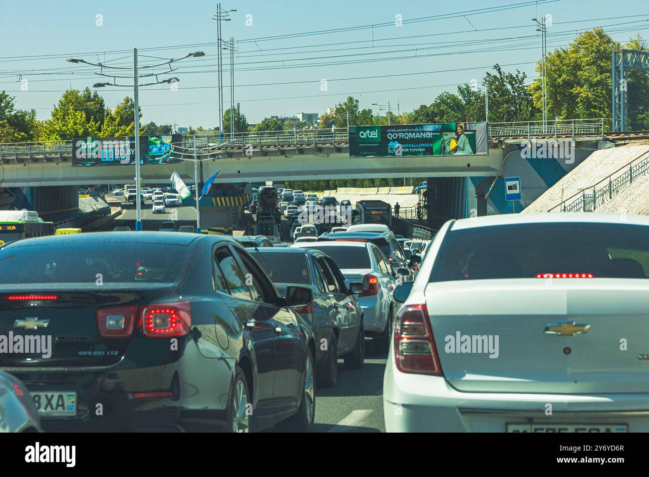 Tashkent, Uzbekistan - 28 agosto 2023: Traffico stradale con problemi di ingorghi sulla strada cittadina. Foto Stock