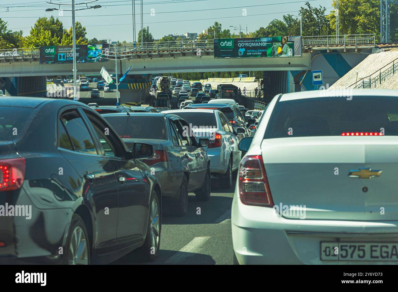 Tashkent, Uzbekistan - 28 agosto 2023: Traffico stradale con problemi di ingorghi sulla strada cittadina. Foto Stock