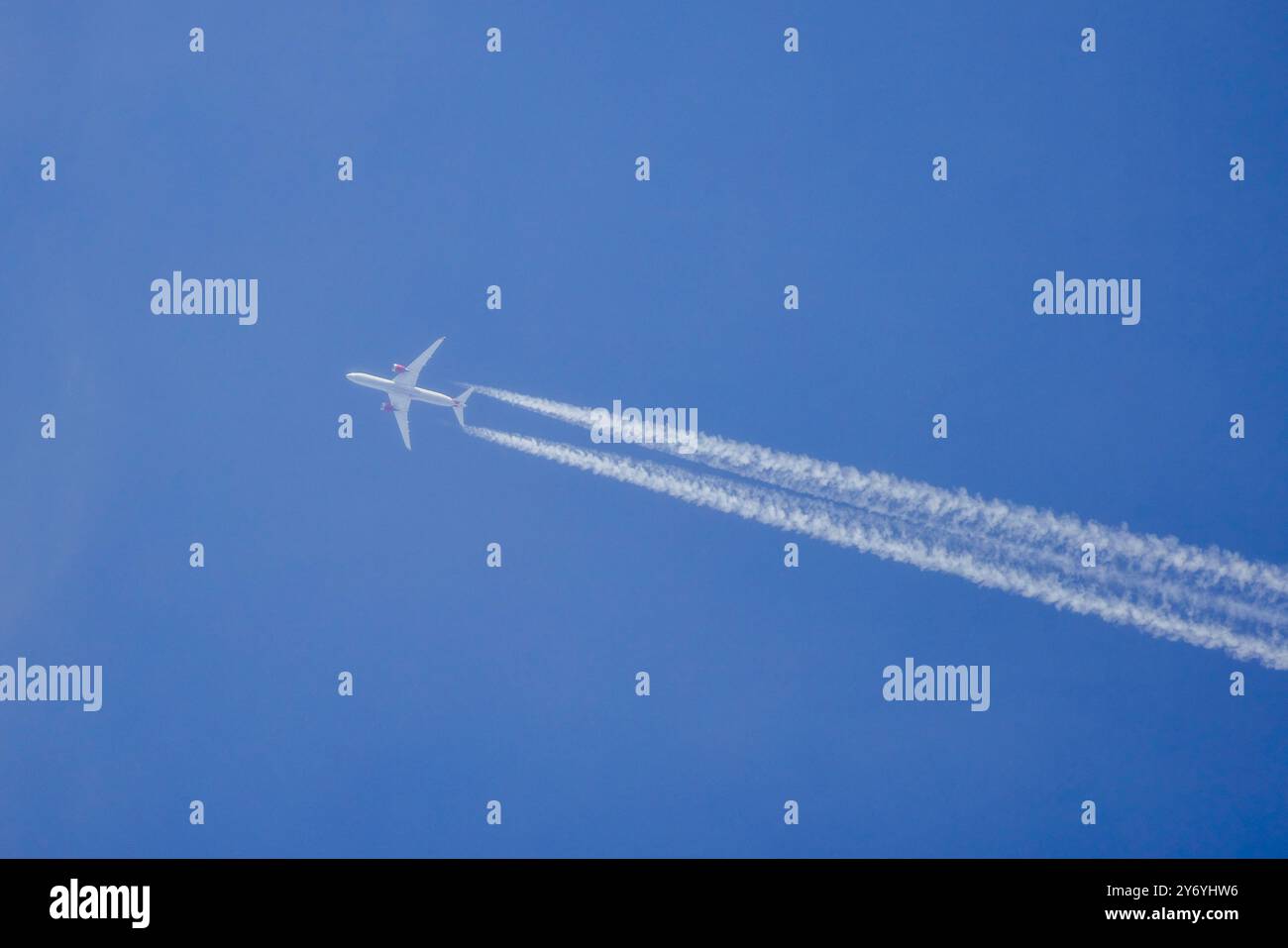 un aereo passeggeri nel cielo blu che lascia tracce Foto Stock