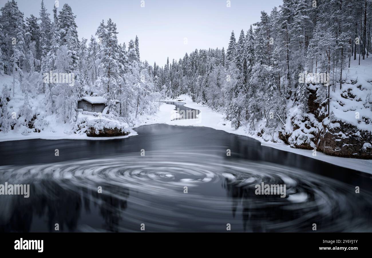 Fiume con blocchi di ghiaccio che si snodano nelle rapide di Myllykoski, sul fiume Kitkajoki, tutto coperto di neve in inverno nel Parco Nazionale di Oulanka. Juuma Kuusamo Finlandia Foto Stock