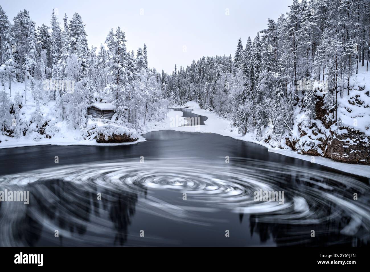 Fiume con blocchi di ghiaccio che si snodano nelle rapide di Myllykoski, sul fiume Kitkajoki, tutto coperto di neve in inverno nel Parco Nazionale di Oulanka. Juuma Kuusamo Finlandia Foto Stock