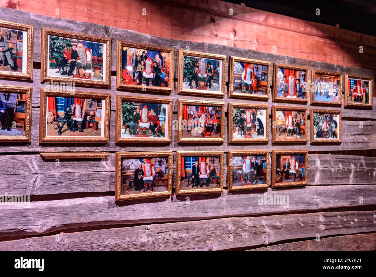 Interno del parco del Villaggio di Babbo Natale vicino a Rovaniemi (Lapponia, Finlandia) ESP: Interno del parque Temático Villaggio di Babbo Natale, cerca de Rovaniemi Foto Stock