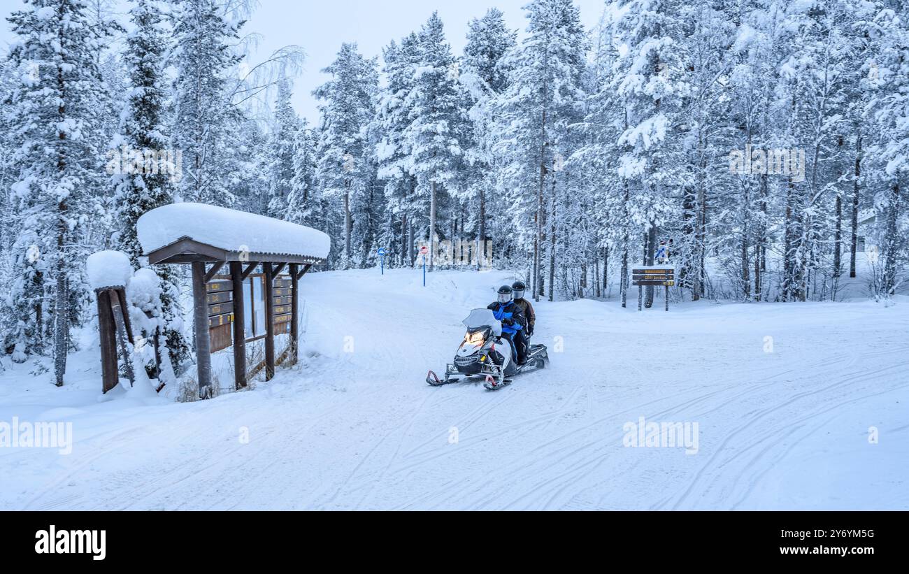 Sci nordico e piste per motoslitta presso la stazione sciistica di Levi nella Lapponia finlandese, tra la foresta innevata in inverno (Lapponia, Finlandia) Foto Stock