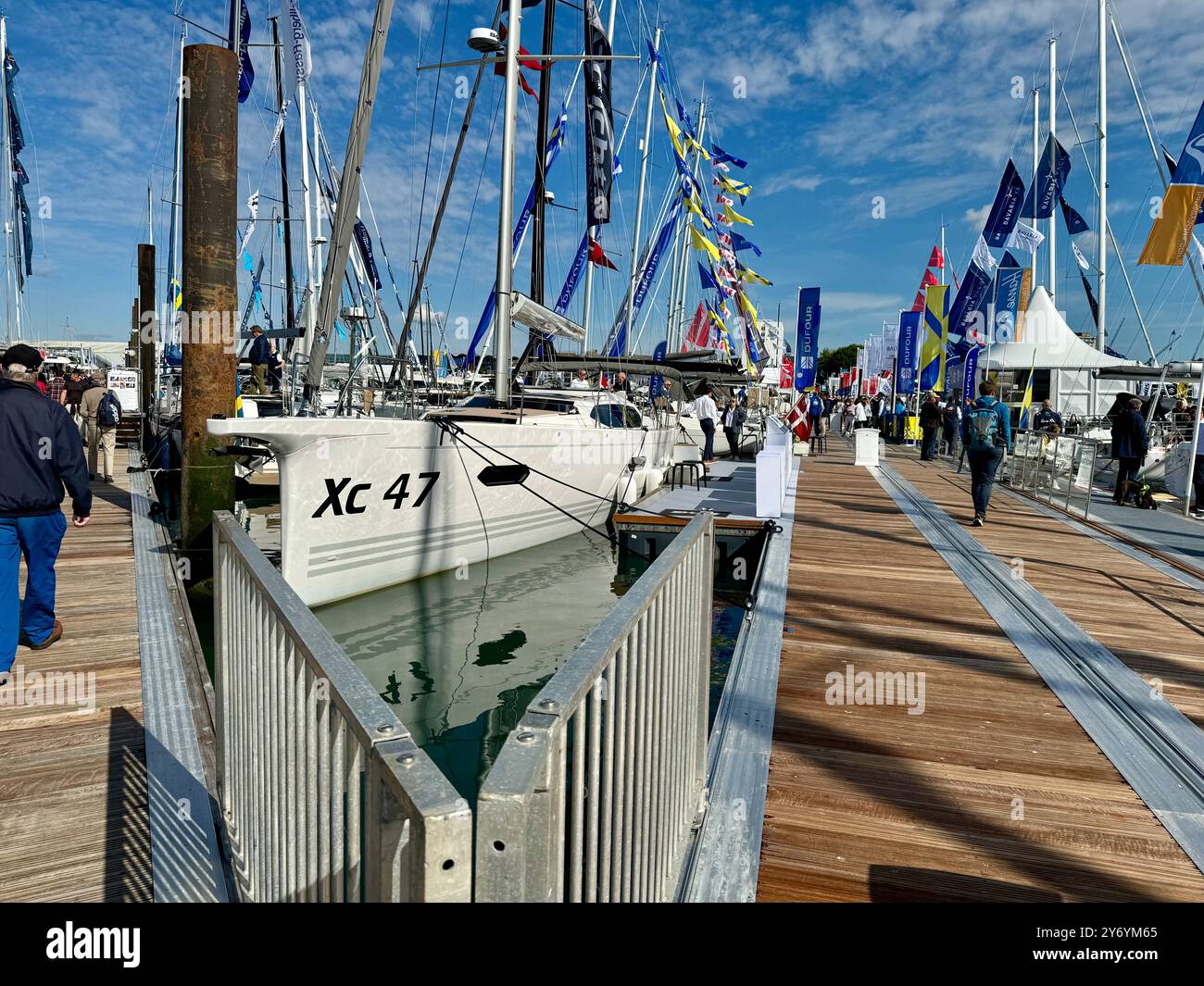 Una massa di yacht visti al sole durante il primo giorno del Southampton International Boat Show. - Immagine stock catturata con smartphone