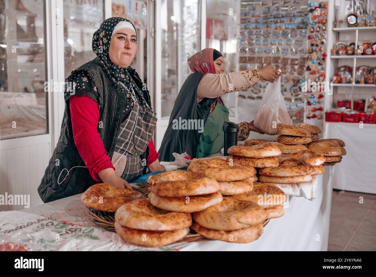 Due donne vendono pane in un mercato Foto Stock