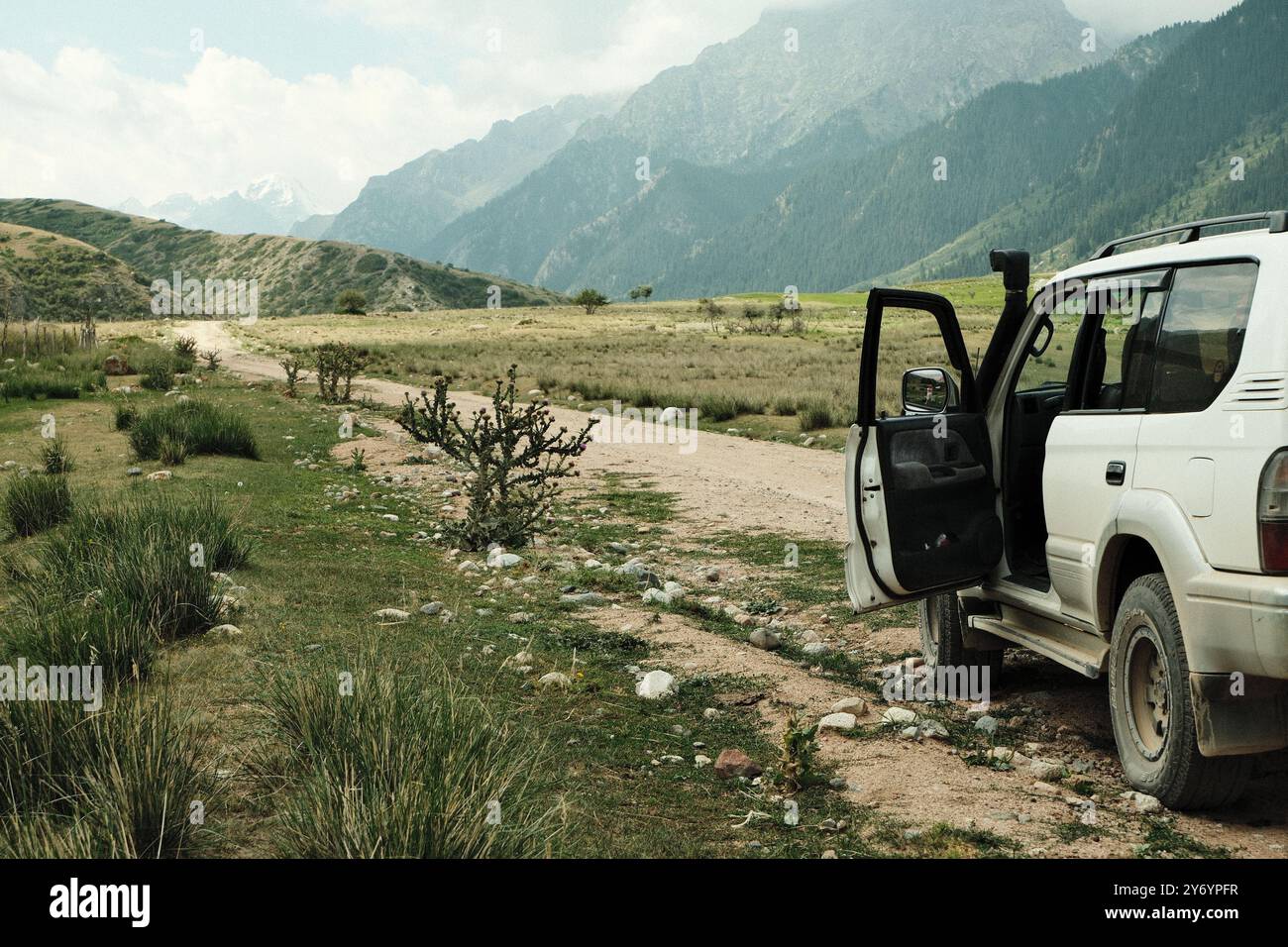Esplora le montagne del kirghizistan in un grande veicolo fuoristrada Foto Stock