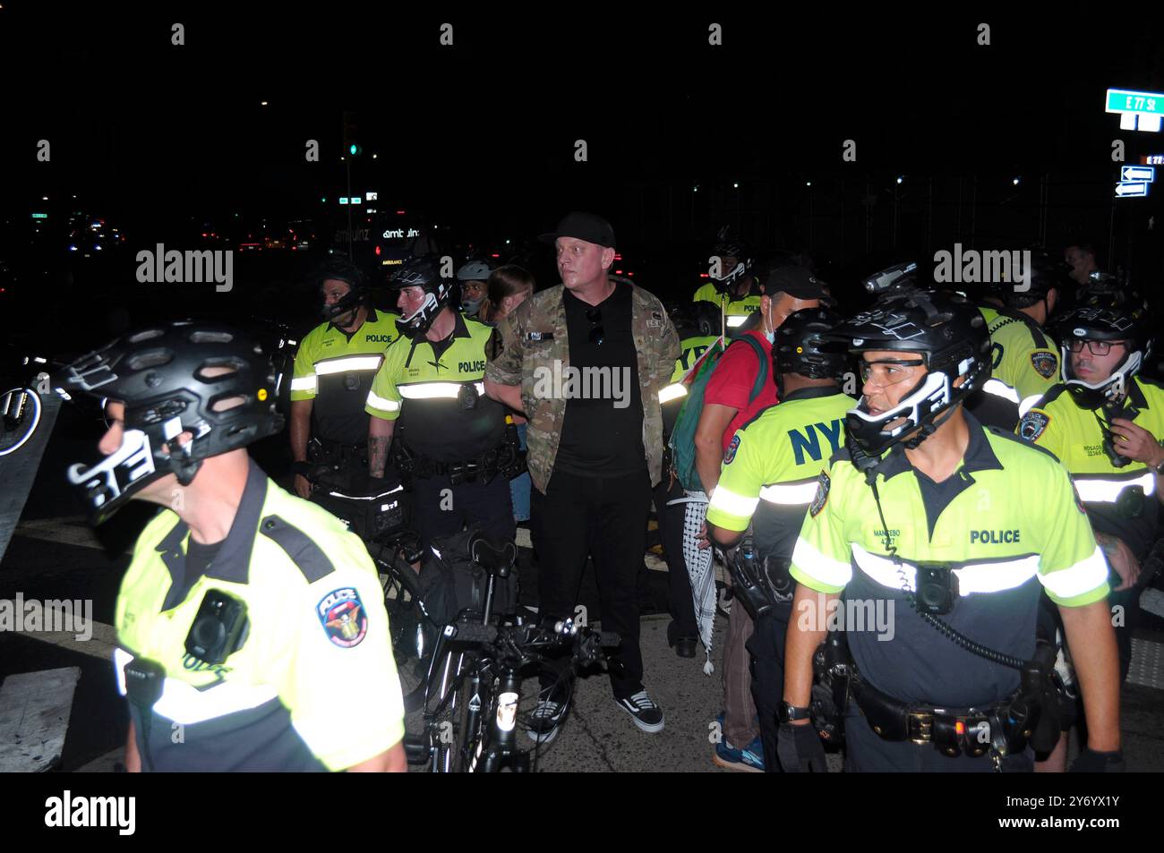 I membri del dipartimento di polizia di New York arrestano i manifestanti pro-palestinesi durante una marcia a Manhattan, New York. I manifestanti pro-palestinesi che si opponevano al governo israeliano marciarono per New York fuori dall'incontro annuale dei leader mondiali alla 79a sessione dell'Assemblea generale delle Nazioni Unite. L'Assemblea generale ha avuto luogo all'interno dell'edificio delle Nazioni Unite. La protesta si verificò lo stesso giorno in cui il primo ministro di Israele, Benjamin Netanyahu, avrebbe dovuto arrivare a New York. Netanyahu dovrebbe parlare alle Nazioni Unite il giorno seguente venerdì. DEM Foto Stock