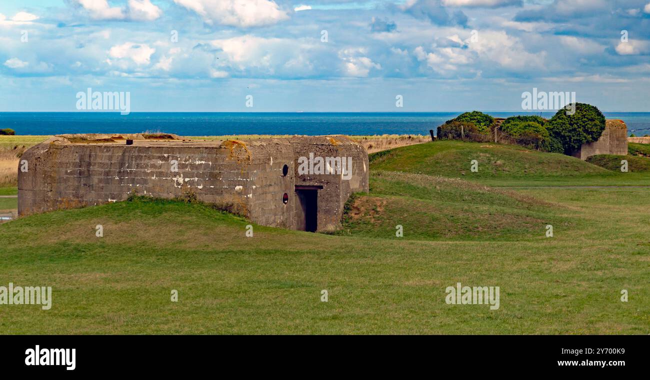 Vista posteriore di due esemplari del modello M272, casematrici tedesche della batteria Longues-sur-Mer, hanno scambiato colpi con le navi alleate il 6 giugno 1944, Foto Stock