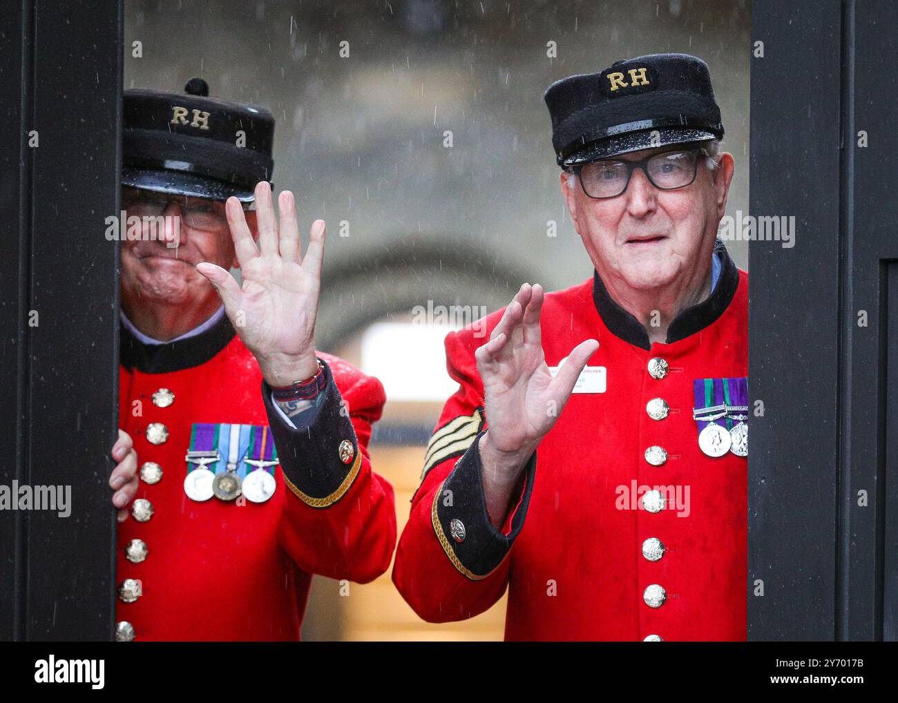 Londra, Regno Unito. 27 settembre 2024. I pensionati di Chelsea David Godwin (a sinistra) e Ted Fell (a destra) guardano il nuovo cantiere Soane Stable Yard al Royal Hospital Chelsea dopo un importante rinnovo, non turbato dalla pioggia. Il Chelsea History Festival torna nella storica Royal Hospital Road per il suo sesto anno, dal 25-29 settembre. È una celebrazione della storia e del patrimonio attraverso tre sedi: Il National Army Museum, il Royal Hospital Chelsea e il Chelsea Physic Garden. Crediti: Imageplotter/Alamy Live News Foto Stock