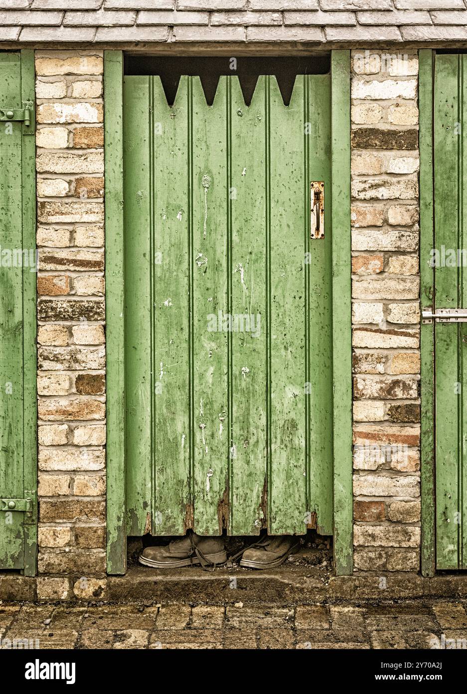 Gli stivali in un capannone implicano un attico occupato. Beamish Open Air Museum, Beamish, County Durham, Inghilterra, Regno Unito Foto Stock