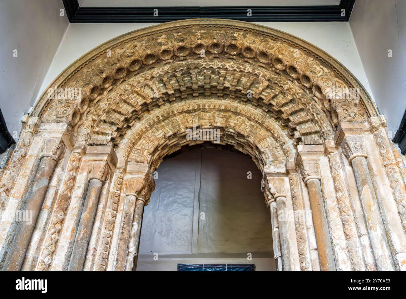 In precedenza una porta esterna costruita da Hugh le Puiset, questo arco è incorporato nella galleria del vescovo Tunstall. Castello di Durham, Durham, Inghilterra, Regno Unito Foto Stock