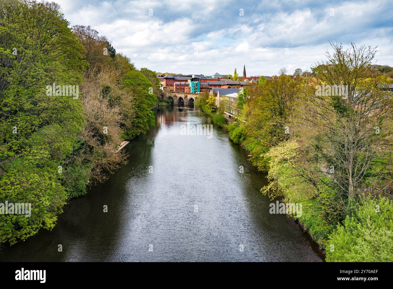 Una vista che guarda a nord dal Kingsgate Footbridge, mostra il fiume Wear e il lontano Elvet Bridge. Durham, Inghilterra, Regno Unito. Foto Stock