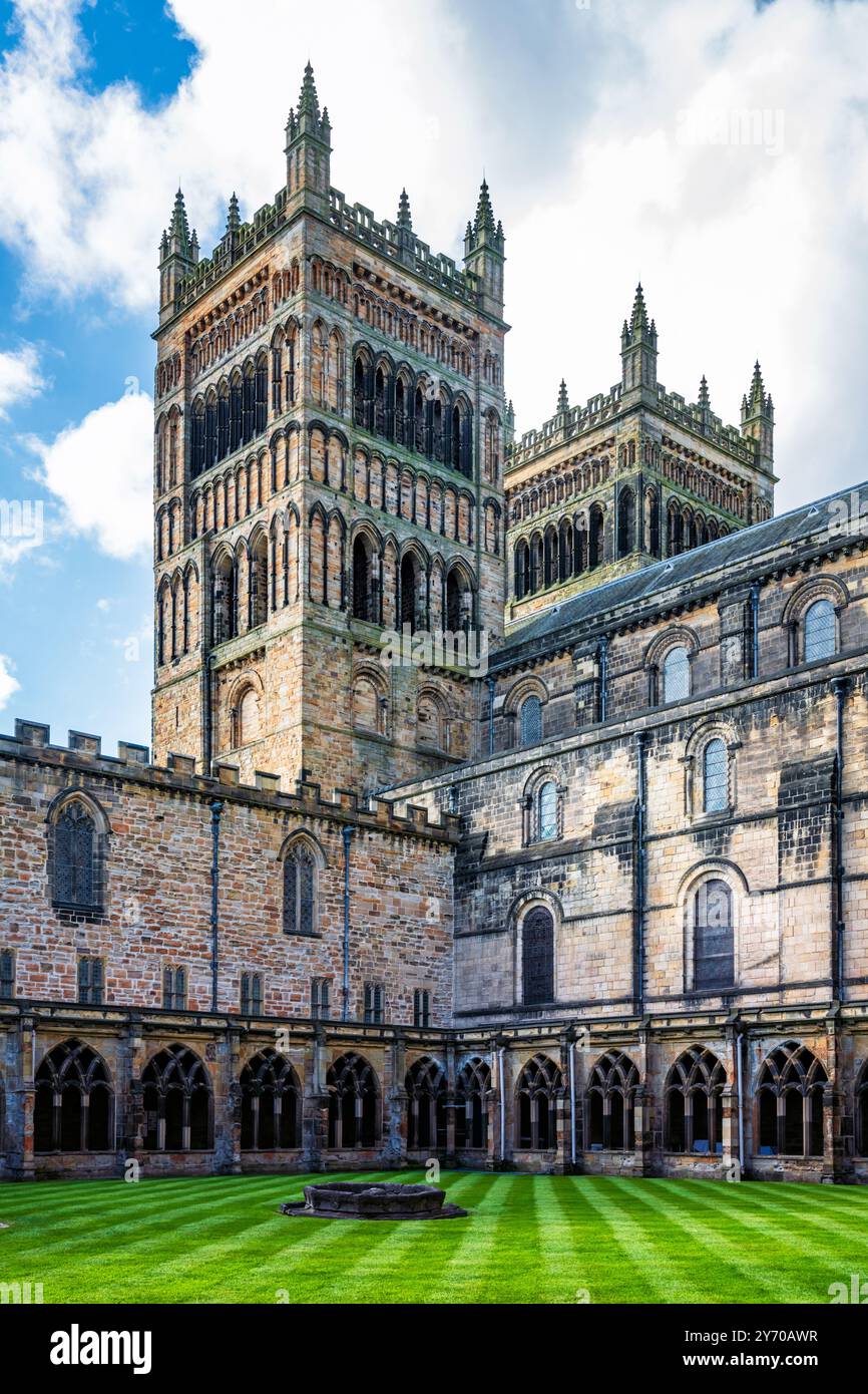 Le torri gemelle (c. 1200) del fronte occidentale della cattedrale di Durham, viste dai chiostri della cattedrale. Durham, Contea di Durham, Inghilterra, Regno Unito. Foto Stock