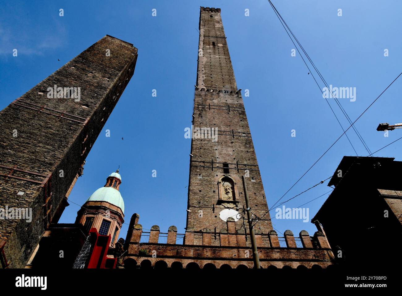 Bologna, Toscana, Italia. Torri di Bologna la torre degli Asinelli e la più piccola torre Garisenda Foto Stock