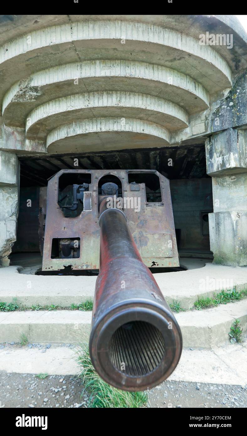 Primo piano di un progetto M272, casematte tedesche, a Longues-sur-Mer batterie, con il cannone navale TbtsK C/36 da 15 cm. Foto Stock