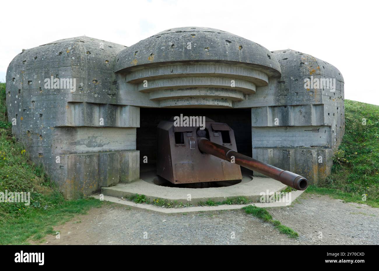 Primo piano di un progetto M272, casematte tedesche, a Longues-sur-Mer batterie, con il cannone navale TbtsK C/36 da 15 cm. Foto Stock