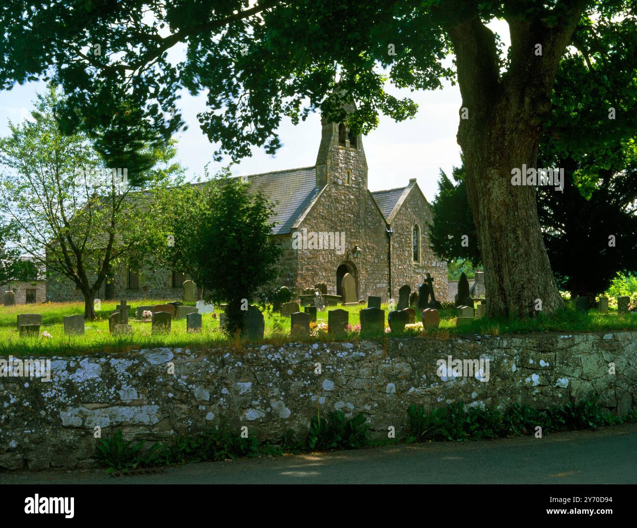 Vista se del cimitero rialzato e delle navate gemelle della chiesa di St Garmon, Llanarmon-yn-Iâl, Denbighshire, Galles; Regno Unito: Un sito di pellegrinaggio tardo medievale Foto Stock