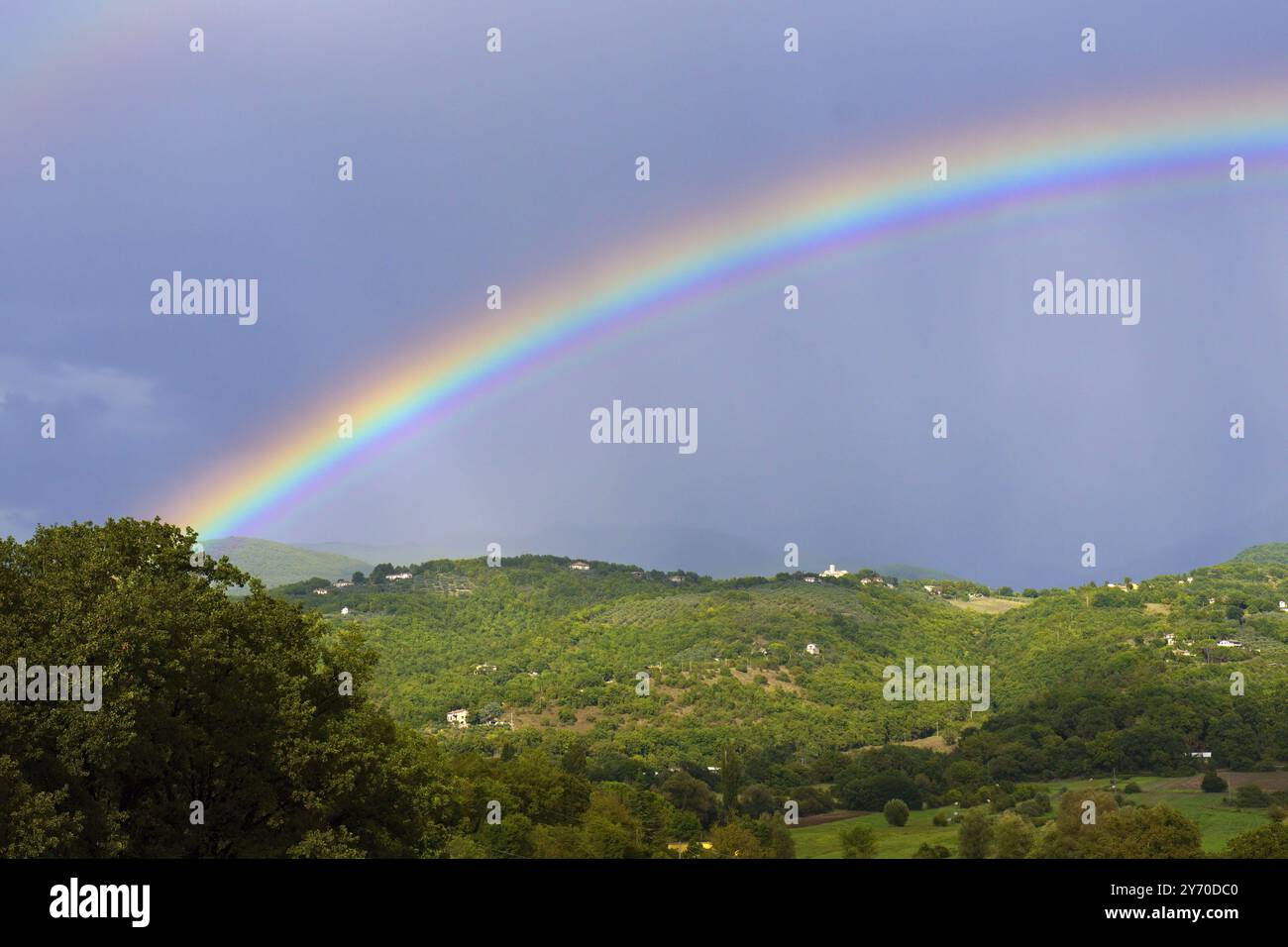 lo spettacolo di un arcobaleno in un pomeriggio piovoso Foto Stock