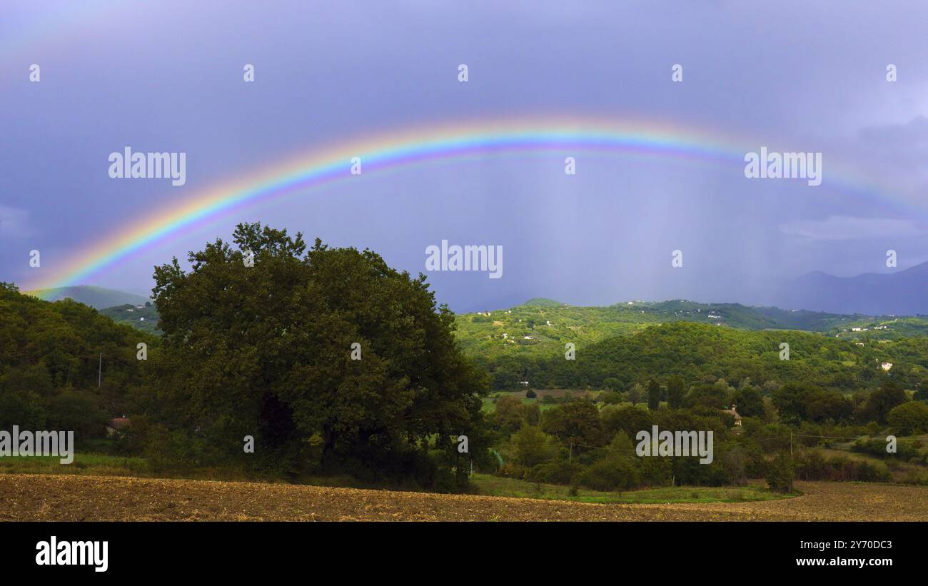arcobaleno in un ampio paesaggio rurale e collinare Foto Stock