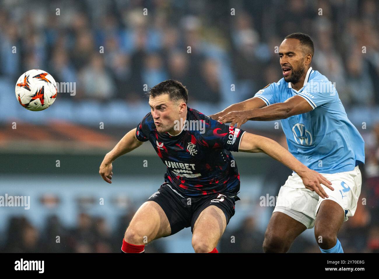 John Souttar (5) dei Rangers FC e Isaac Thelin (9) del Malmo FF visto durante la partita di UEFA Europa League tra Malmo FF e Rangers FC all'Eleda Stadion di Malmo. Credito: Gonzales Photo/Alamy Live News Foto Stock