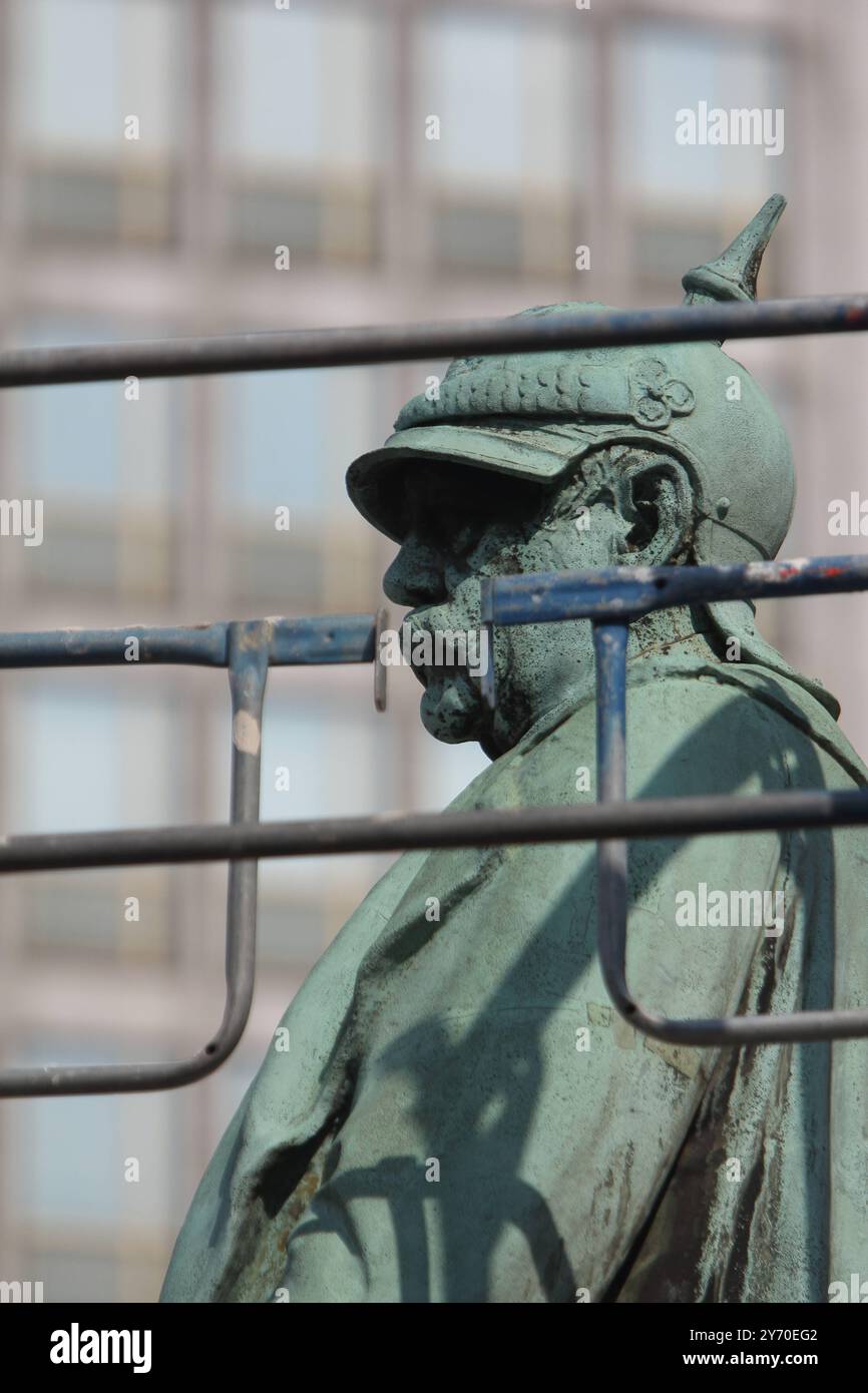 Essen, Instandsetzung des Bismarck-Denkmal. 01.08.2020, EU, DEU, Deutschland, Nordrhein-Westfalen, Essen: Die dreieinhalb Meter hohe Bismarck-Statue auf dem Bismarck Platz. DAS Bronzo Bismarck-Denkmal wurde nach Überprüfung Seiner Standfestigkeit abgebaut und von einer Fachfirma für 59,000 Euro vom Sockel gehoben und Restauriert. UE, DEU, Germania, Renania settentrionale-Vestfalia, Essen: La statua di Bismarck alta tre metri e mezzo su Bismarck Platz. Il monumento in bronzo di Bismarck fu smantellato dopo che la sua stabilità fu controllata e sollevata dal suo zoccolo e restaurato da una società specializzata a un costo di Foto Stock