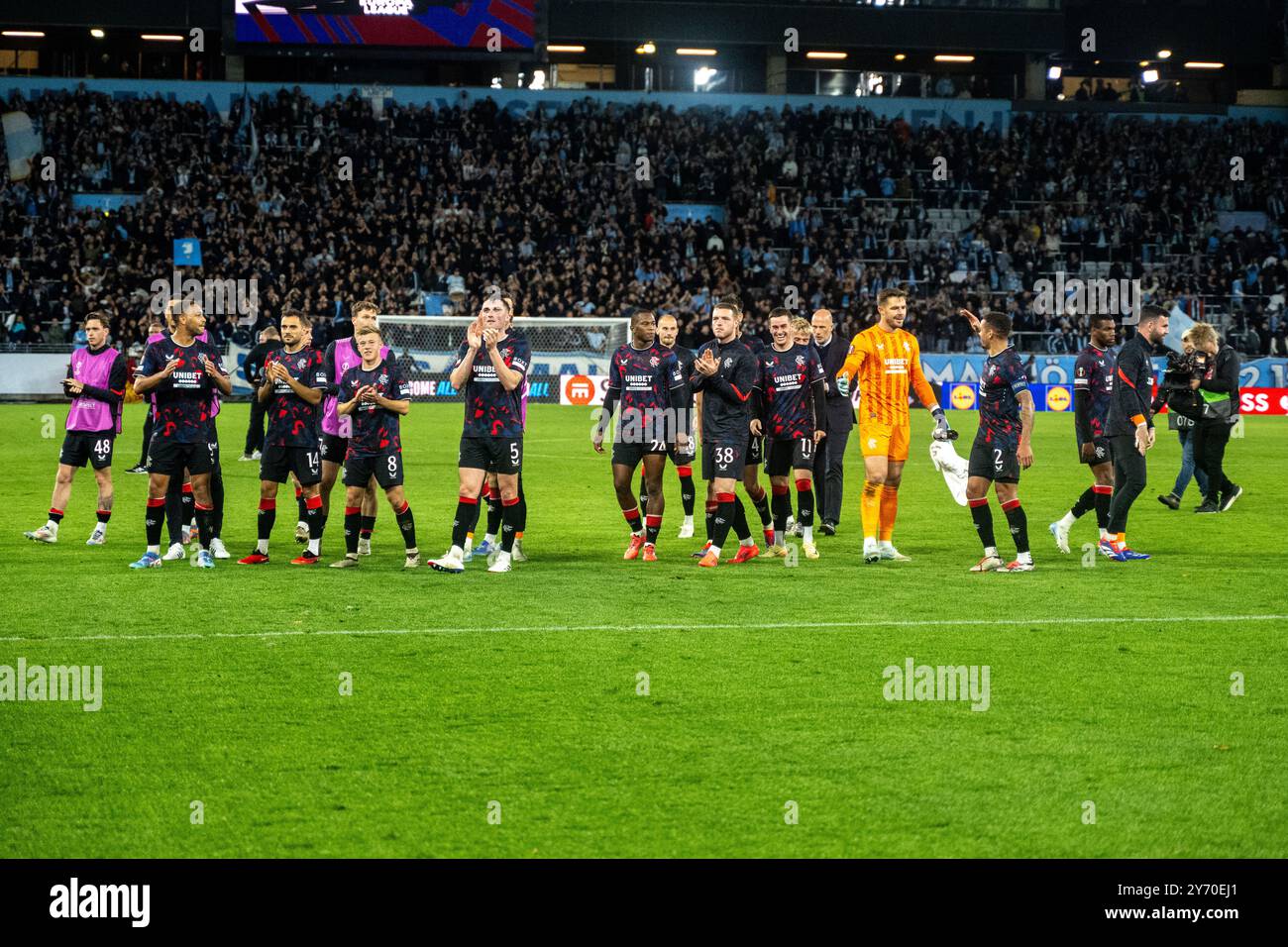 I giocatori del Rangers FC rendono omaggio ai tifosi dopo la partita UEFA Europa League tra Malmo FF e Rangers FC all'Eleda Stadion di Malmo. Credito: Gonzales Photo/Alamy Live News Foto Stock