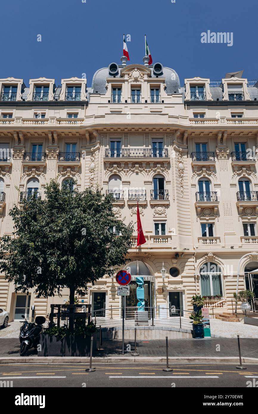 Nizza, Francia - 27 luglio 2024: La facciata del famoso Boscolo Nice Hotel nel centro di Nizza Foto Stock