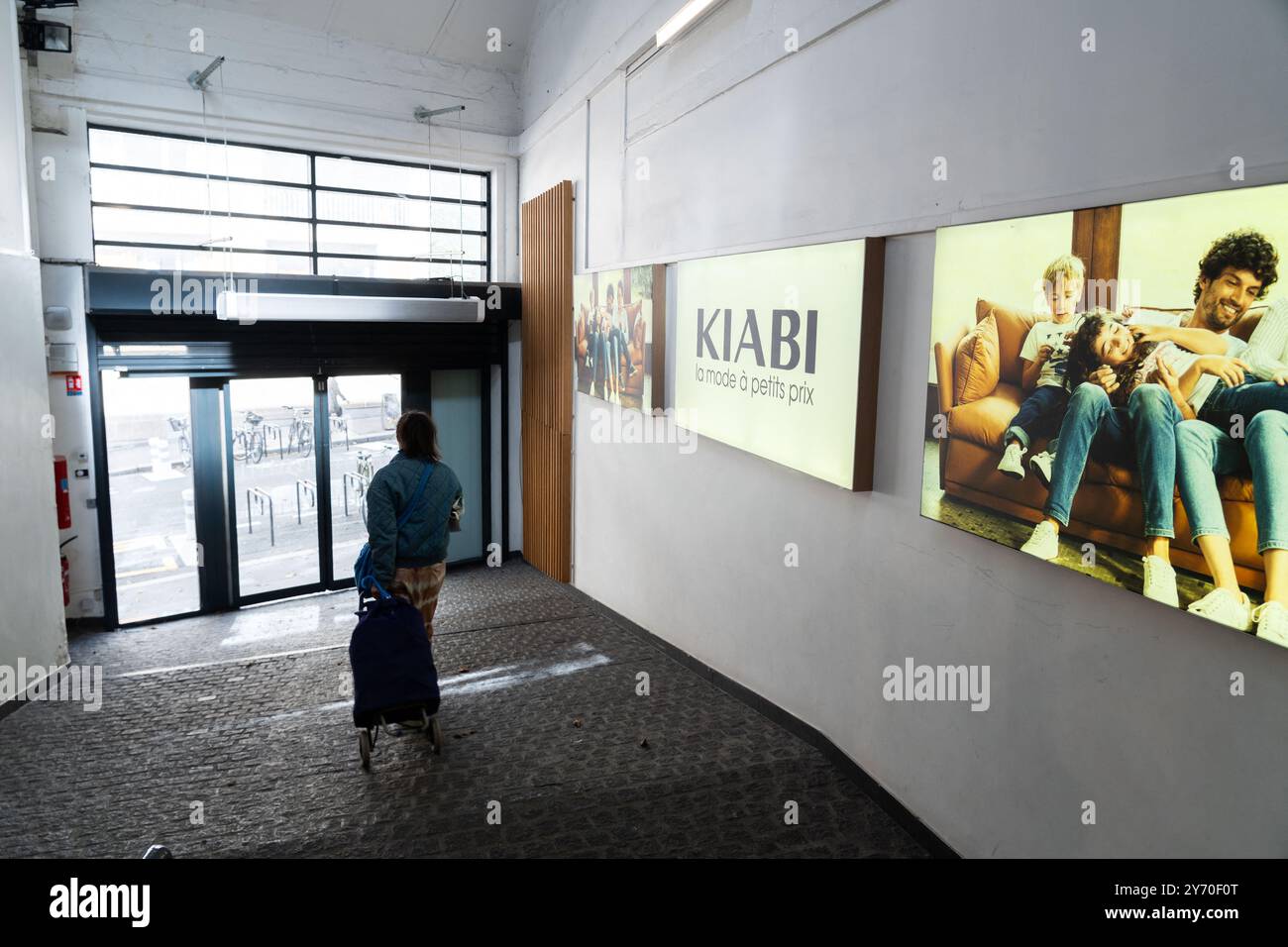 Questa foto scattata il 27 settembre 2014 mostra il logo del marchio sulla facciata di un negozio dell'azienda di abbigliamento francese Kiabi a Parigi, in Francia. Lo scorso luglio, la famosa catena di abbigliamento Kiabi ha scoperto di essere stata vittima di una “sofisticata frode finanziaria su vasta scala”. Questa impressionante appropriazione indebita è stimata a 100 milioni di euro. Un ex tesoriere Kiabi è stato arrestato lo scorso agosto dalla polizia giudiziaria mentre stava lasciando un jet privato su una pista all'aeroporto di Figari, nel sud della Corsica, secondo Franceinfo. L'ex dipendente Kiabi di 39 anni, che da allora si è trasferito in Florida Foto Stock