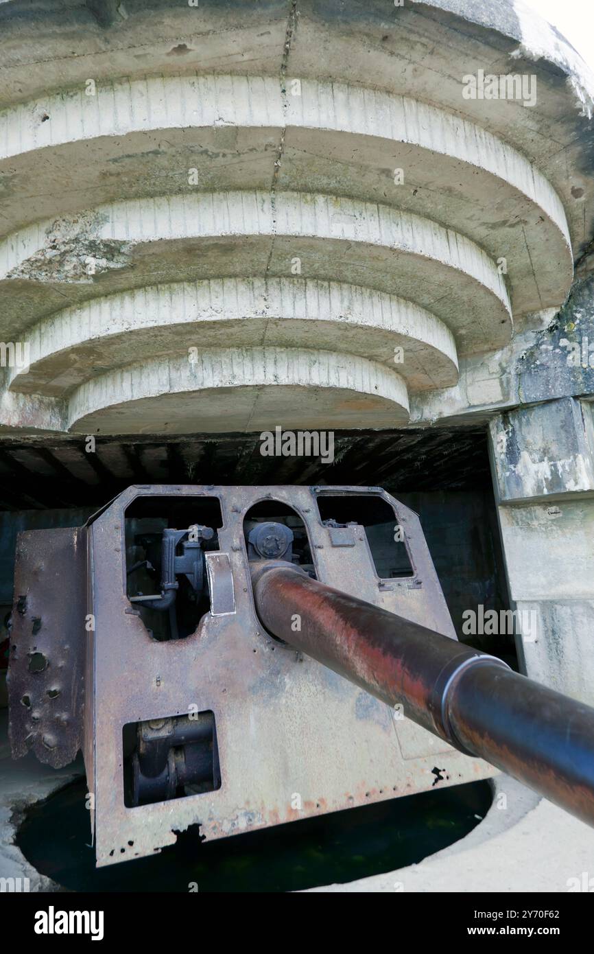 Primo piano di un progetto M272, casematte tedesche, a Longues-sur-Mer batterie, con il cannone navale TbtsK C/36 da 15 cm. Foto Stock