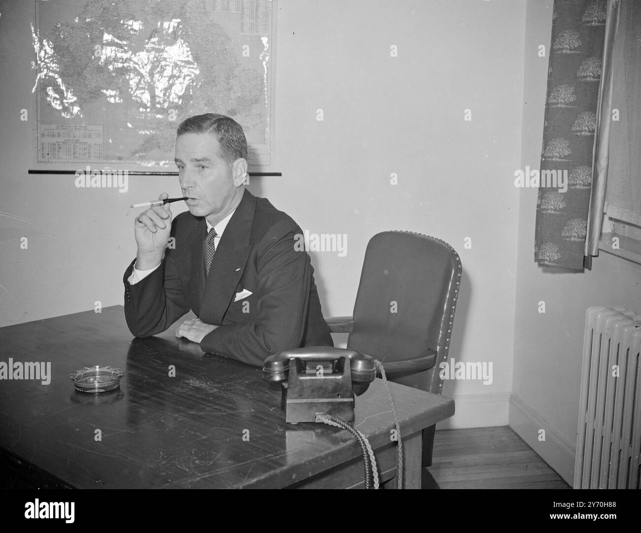 MARSHALL AID TRAVEL - SOTTOSEGRETARIO AL COMMERCIO degli Stati Uniti A LONDRA fumare una sigaretta in una conferenza stampa presso l'ambasciata degli Stati Uniti a Londra è il signor . CORNELIUS VANDERBILT WHITNEY , Sottosegretario del Dipartimento del commercio degli Stati Uniti . Sig. Whitney , che è arrivato ieri , vede la possibilità che grandi quantità di dollari di viaggio fluiscano in Gran Bretagna nell' ambito del piano Marshall . Ha già discusso con Lord Hacking , presidente della British Travel Association , il problema di attrarre più turisti dagli Stati Uniti in Gran Bretagna come mezzo per aumentare la bambola britannica Foto Stock