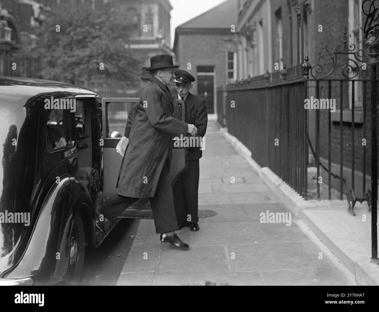 PREMIER RETURNS - IN UNA STERLINA SVALUTATA MR . CLEMENT ATTLEE , il primo Ministro , uscì dalla sua auto mentre giungeva al n° 10 di Downing Street , Londra questa mattina dopo aver trascorso il week-end a Chequers - il week-end durante il quale Sir Stafford Cripss annunciò le svalutazioni della sterlina . 19 settembre 1949 Foto Stock