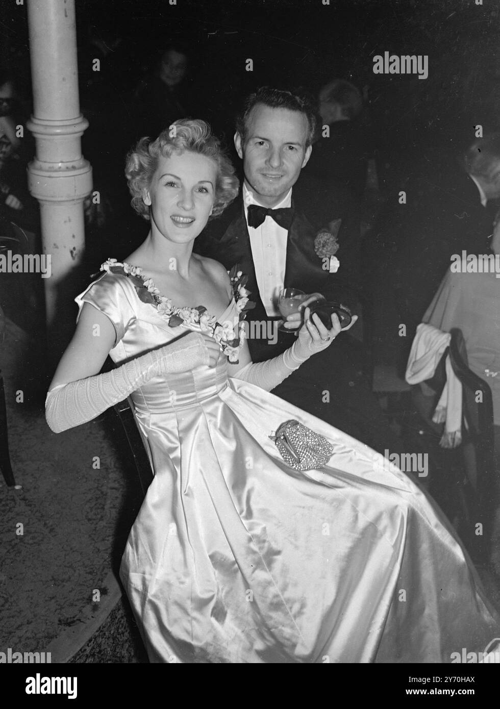 INSIEME fuori DAL PALCO- AL BALLO CINEMATOGRAFICO attori , attrici , registi, produttori e altre personalità cinematografiche di entrambe le sponde dell' Atlantico hanno avuto un " vicino " insieme all' annuale Film Ball , tenutosi alla Royal Albert Hall di Londra . La funzione era in aiuto del Cinematograph Trace Benevolent Trade . IMMAGINI: ANNE CRAWFORD , con un sorriso per abbinare il suo abito scintillante , con l'attore HUBERT GREGG al ballo . Si esibiscono insieme nel pallido "Western Wind" al Piccadilly Theatre di Londra. 22 settembre 1949 Foto Stock