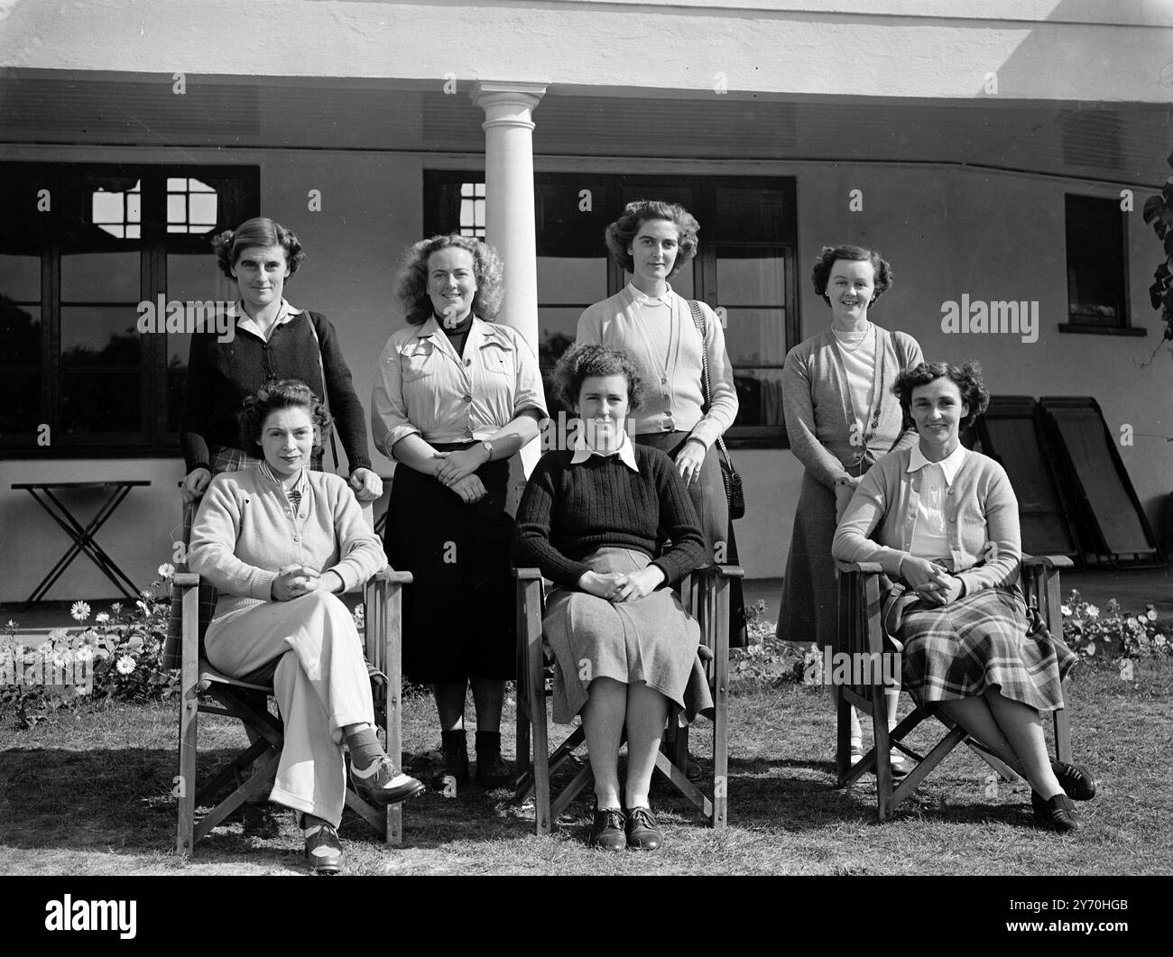 GOLFISTI DELLA MARINA . Questi golfisti rappresentavano il Women's Royal Naval Service nella partita di golf Women's Inter-Service sul campo Royal Mid-Surrey a Richmond Surrey . Prima fila - da sinistra a destra - MISS McIntyre MISS J. BISGOOD ( capitano ) ; PRIMO UFFICIALE G. LUCAS . Seconda fila - da sinistra a destra - MISS HALSTEAD; WREN WOODHOUSE; TERZO UFFICIALE MARGARET HOWIE ; MISS SOMERVILLE . 16 settembre 1949 Foto Stock