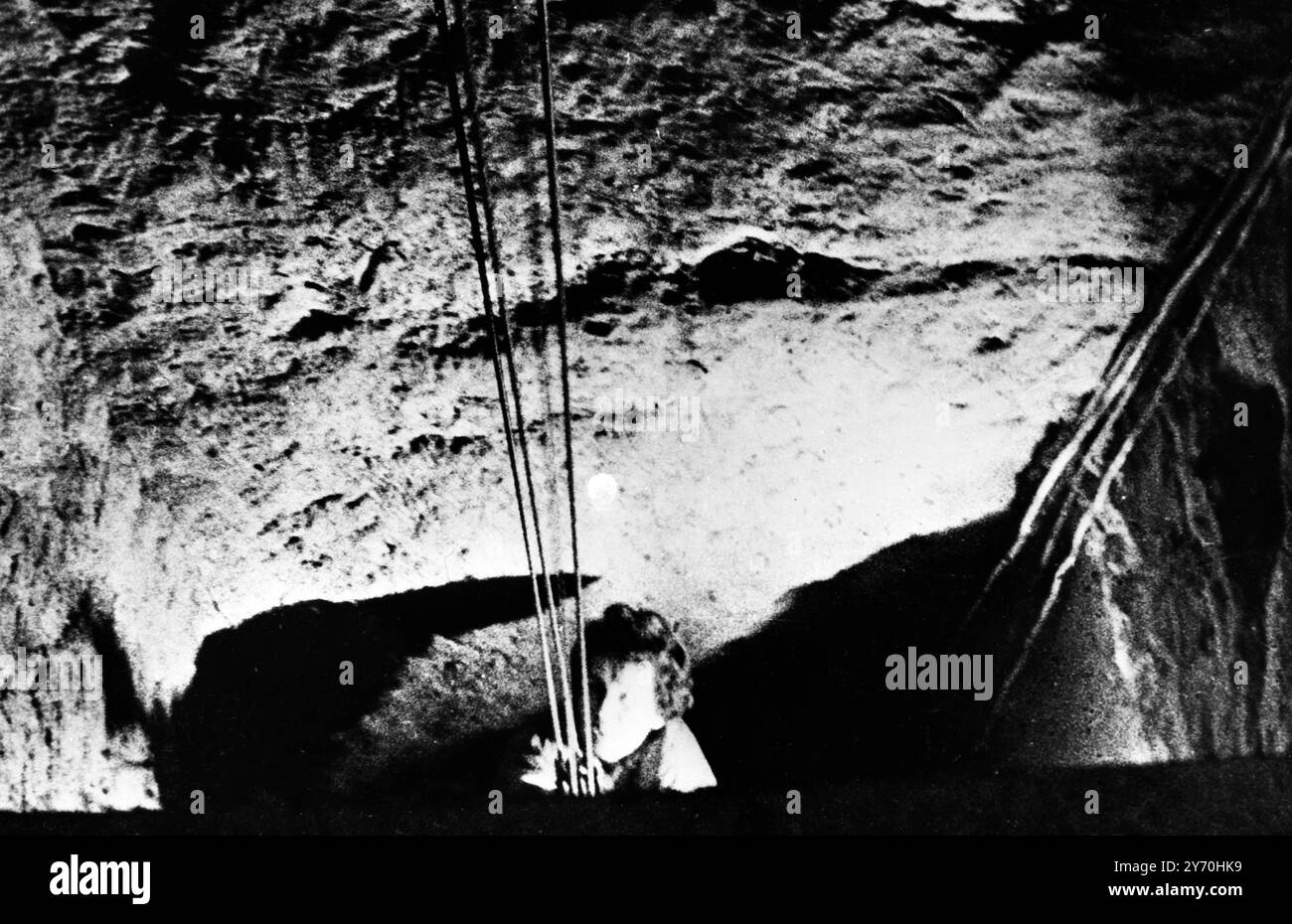 Una donna rifugiata della Germania Est viene sollevata dal canale di uscita di un tunnel attraverso il quale 57 tedeschi dell' Est , compresi i bambini , sono fuggiti a Berlino Ovest per un periodo di tre giorni a partire dal 3 ottobre 1964 . Il tunnel , che inizia a Berlino Est , passa sotto il muro di Berlino , termina in un seminterrato di una casa a Bernauer Strasse , Berlino Ovest . La fuga dal tunnel è stata tenuta così segreta che le autorità occidentali non ne sapevano nulla fino a quando le fughe non sono state completamente completate il 5 ottobre 1964 . Le autorità della Germania Est hanno scoperto il tunnel il 5 ottobre e hanno sparato pistole automatiche nel tunnel, ma nessun rifugiato Foto Stock