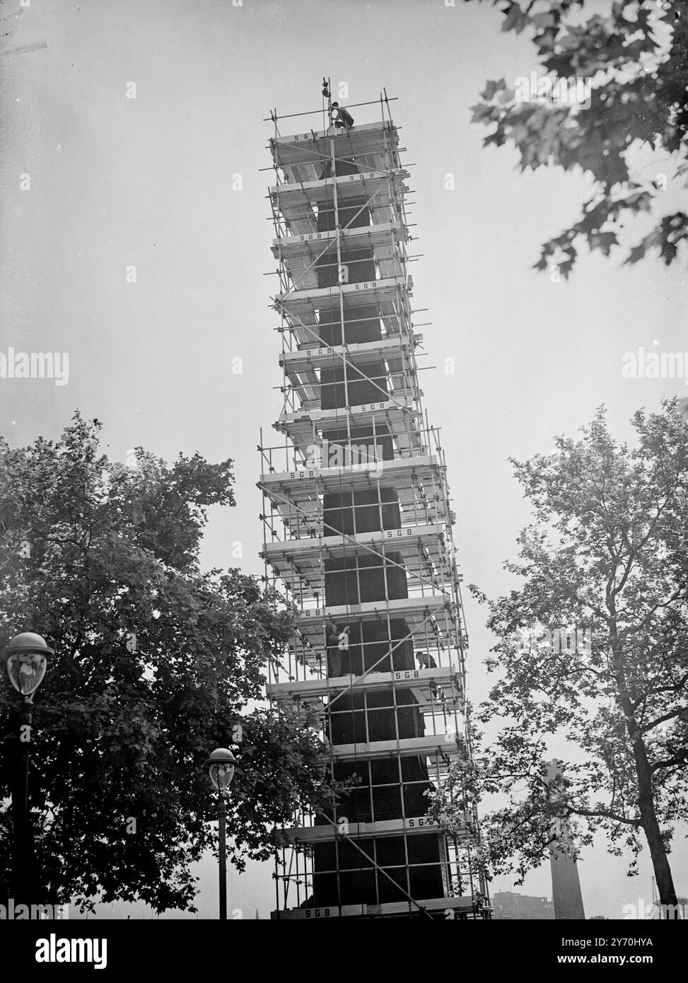 L'"AGO" VIENE RIPULITO e' stato eretto intorno al famoso "ago di Cleopatra" sull'argine vittoriano (Londra) e le operazioni di pulizia sono iniziate sull'obelisco alto 68 1/2 piedi per il Festival della Gran Bretagna del 1951. L'obelisco - pesa 180 tonnellate - è stato presentato al governo britannico da Mehemet Ali nel 1819, ma solo nel 1878 è stato portato in questo paese. IMMAGINI:- ago di Cleopatra incastonato in un ponteggio , quando oggi sono iniziate le operazioni di pulizia sull'obelisco . 4 luglio 1949 Foto Stock