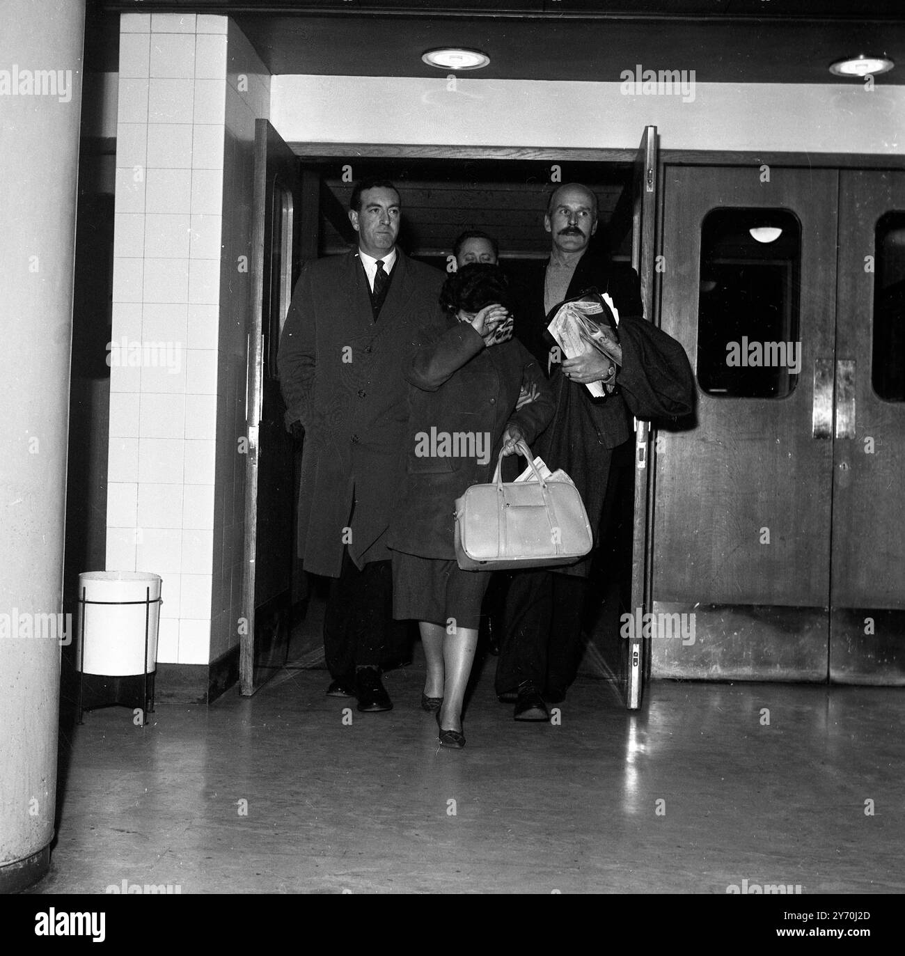 La signora Alfred Hinds , moglie di Hinds che ha lasciato l' aereo di Belfast dopo aver viaggiato sullo stesso volo . Fece una richiesta infruttuosa di Habeas Corpus presso i tribunali di Belfast nel tentativo di impedire che suo marito fosse riportato nella prigione di Chelmsford dove fuggì nel 1958 . 19 novembre 1960 Foto Stock