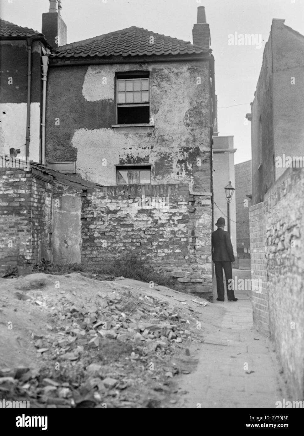 DONNA MALMENATA A MORTE A BRISTOL fuori LICENZA a seguito dell'omicidio della signorina G.. O'Lerie, una donna di 60 anni che ha tenuto un negozio fuori licenza a Thomas Street, Bristol, la ricerca viene fatta a Londra e nelle province per un uomo con vestiti macchiati di sangue. Il corpo della signorina o' Lerie e' stato trovato nei locali con una legatura legata saldamente al collo e con gravi lesioni alla testa. Si crede che la rapina sia stata il movente. LE IMMAGINI MOSTRANO:- il retro dell'edificio in Thomas Street, Bristol. la finestra inferiore è quella della stanza in cui è stato trovato il corpo. sul tetto a sinistra si trova uno di lui Foto Stock