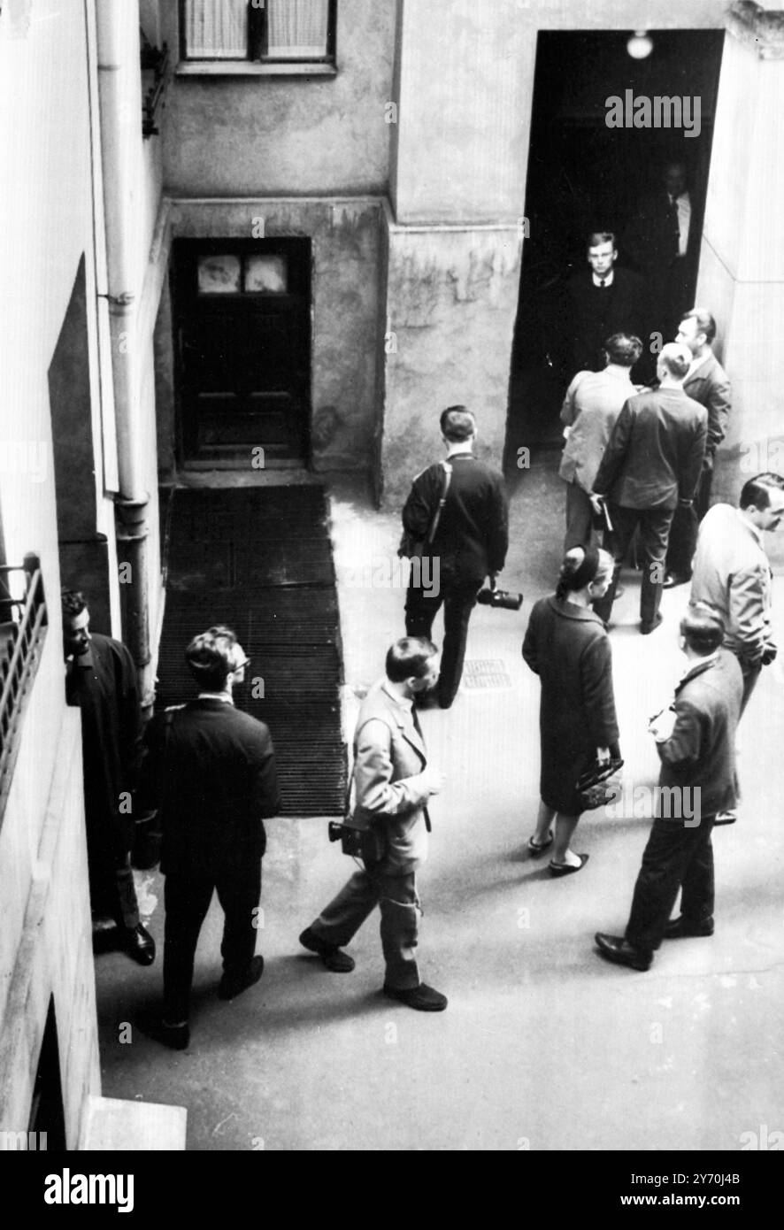 L'immagine di oggi di giornalisti e fotografi in cerca dell'uscita del tunnel nella corte di Bernauerstrasse . 23 uomini, 31 donne e tre bambini hanno scavato sotto il muro di Berlino verso il settore francese attraverso il tunnel. 5 ottobre 1964 Foto Stock