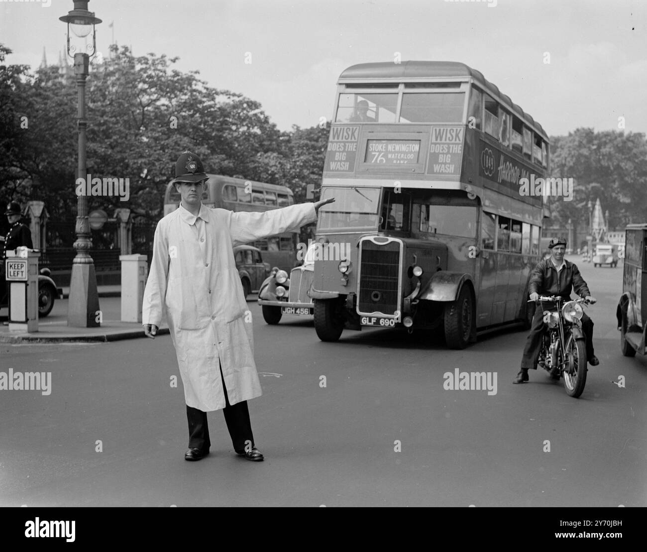 L' UOMO IN BLU DIVENTA L' UOMO IN BIANCO vestito più in linea con l' ondata di caldo , i poliziotti di London Point apparvero per dovere in lunghi cappotti bianchi con collari sciolti che davano molta libertà al collo . Giugno 28 1949 Foto Stock