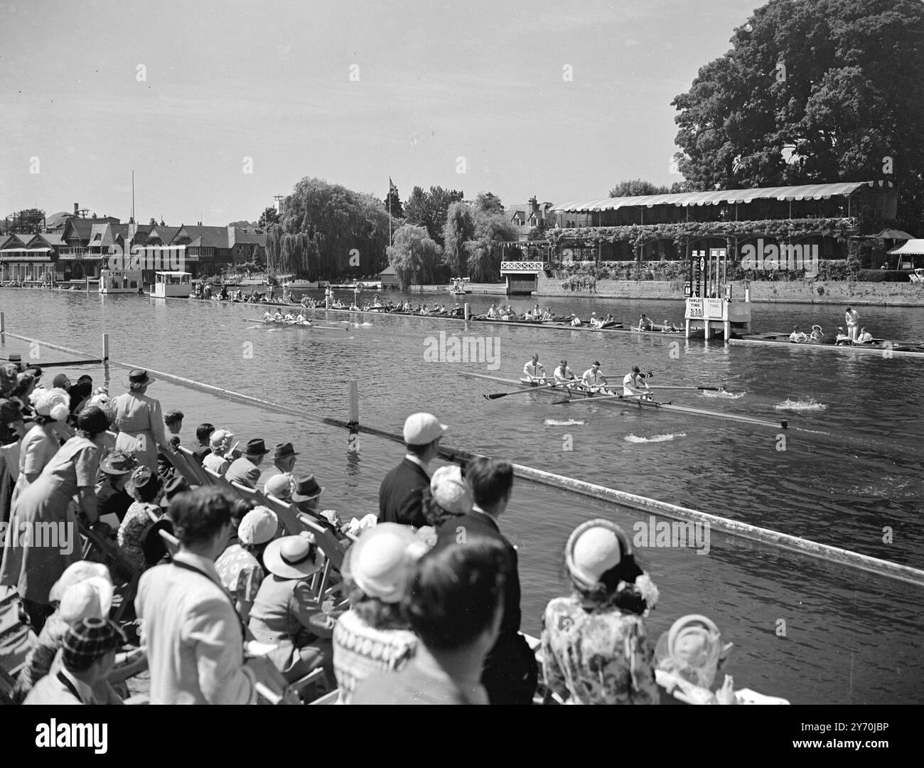 I REMATORI SUDAFRICANI A HENLEY the Victoria Lake ( Sudafrica ) quattro resero la semifinale della Stewards' Challenge Cup a Henley Royal Regatta , ma furono battuti dal London Rowing Club, Londra era l'equipaggio più pesante, con un peso medio di 13.11b., contro il Victorian Lake Average 11b. 5lbs . Gli equipaggi sudafricani erano : C.H. KIETZMAN ( arco ) , D.R. MAYBERY D.H. HOWSE e E.P. HAMMAE (stoke) . LA FOTO MOSTRA:- la finale della Challenge Cup degli Stewards alla Henley Royal Regatta con la vittoria del London Rowing Club dal Victoria Lake ( Sudafrica ) . Giugno 29 Foto Stock