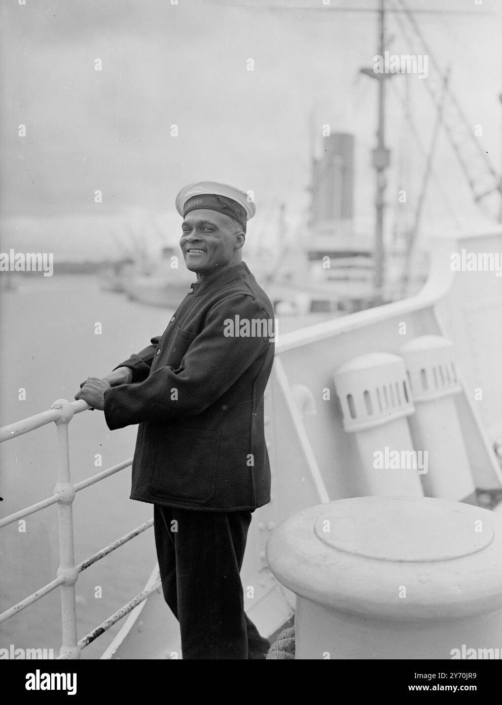 SMILING A.B. - B.E.M. Able Seaman Edward Edgehill, della nave ammiraglia della Royal mail Lines ' Andes', ha ricevuto la medaglia dell'Impero britannico, per il lungo servizio in mare, nel compleanno del re. A.B.Edgehill, nato a Bridgetown Barbados, 61 anni fa, ha prestato servizio in mare per quarantaquattro anni con la Royal mail Lines . LE IMMAGINI MOSTRANO:- A.B.Edward Edgehill ha ricevuto la medaglia dell'Impero britannico nella lista degli onori di compleanno del re, a bordo della sua nave a Southampton, che è stata la sua casa per 43 anni, da quando la sua prima nave postale reale è ormeggiata lì. 8 giugno 1949 Foto Stock