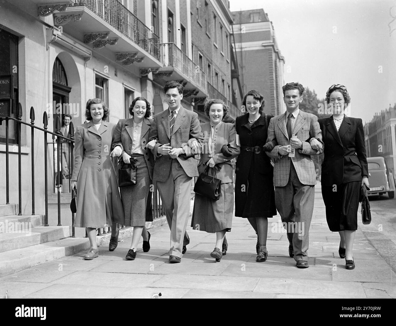 STUDENTI VISIING THE U.S.A., Un gruppo di quattordici studenti universitari provenienti da tutte le parti della Gran Bretagna guidati dal signor. Stanley Joseph , Presidente della Manchester University Students' Union , volerà domani a Rotterdam nella prima tappa del viaggio verso gli Stati Uniti . Undici di loro studieranno il modello del governo locale americano , i restanti tre andranno a vivere nella casa degli studenti americani come parte di un programma di ospitalità . Il primo tour del suo genere dopo la guerra ., saranno via per tre mesi . Gli studenti americani alla fine verranno in Gran Bretagna per problemi Foto Stock