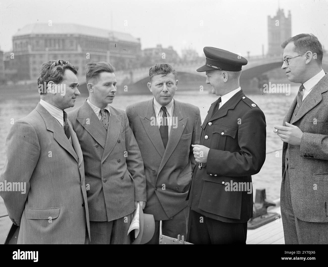 ARMI DA FUOCO RUSSE SUL TAMIGI due pompieri sovietici furono tra i delegati alla Conferenza Internazionale dei vigili del fuoco a Whitley Bay . Con altri delegati oggi hanno fatto visita al quartier generale dei Vigili del fuoco , Lambeth , Londra , e poi hanno fatto un viaggio lungo il fiume sul galleggiante MASSEY SHAW . Qui si vedono chiacchierare con l'agente della stazione W.J. BARNARD a bordo del galleggiante antincendio. I delegati , da sinistra a destra sono :- Mr . M. CASPI . Di Tel Aviv , Israele , M. PISHCHEKEVICH , U.S.R. dietro la stazione ufficiale è un funzionario dell' Ambasciata sovietica . 18 giugno 1949 Foto Stock