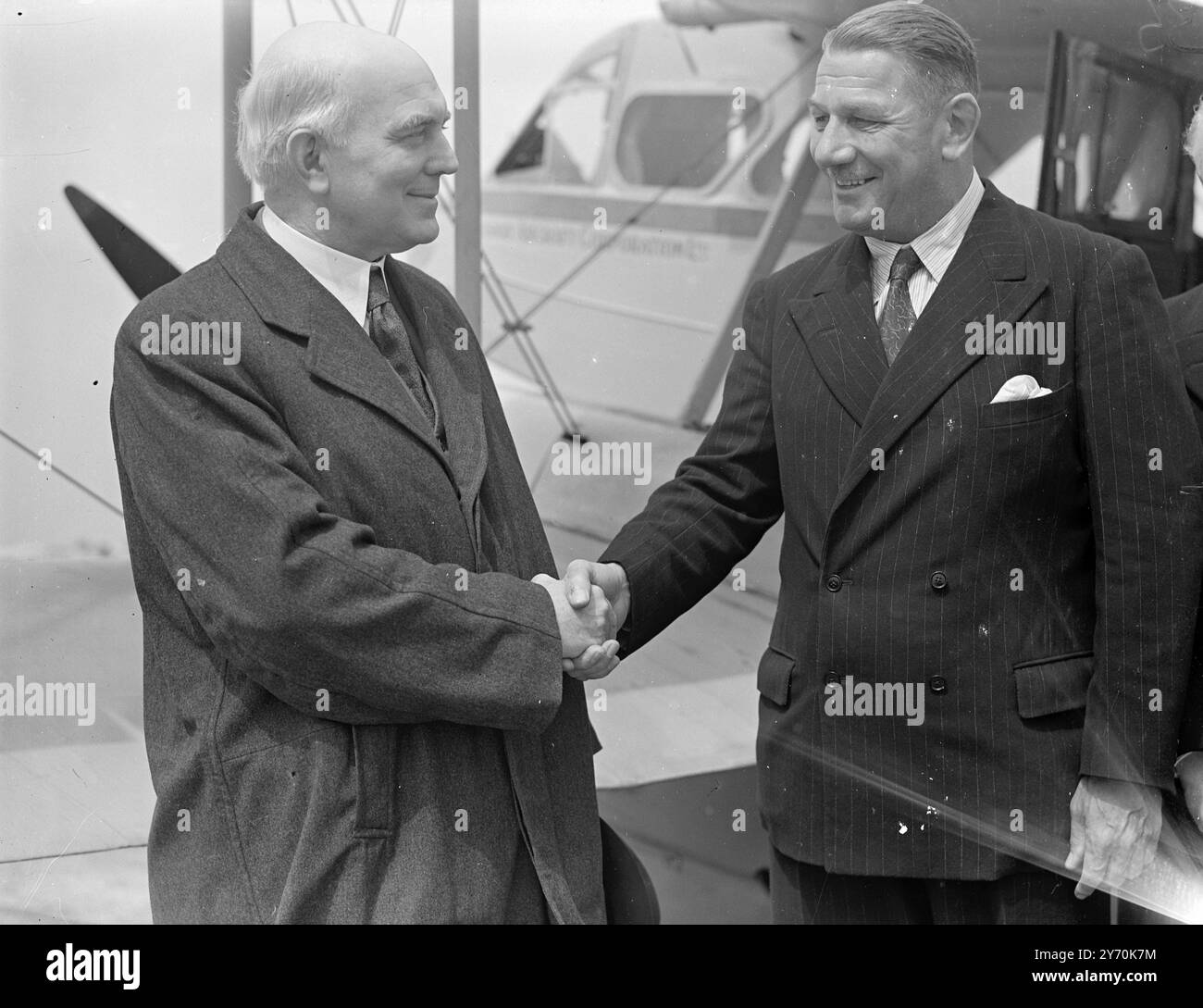 VOLO INAUGURALE PER LE OCCASIONI AEREE DA NORD maggiore la RT . Hon . J. MILNER , M.C.T.D., M.P. , Vicepresidente , membro di S. E. Leeds , si vede stringere la mano con il vice maresciallo SIMPSON , ( a destra ) comandante aeroportuale Northolt , dopo il volo inaugurale dal nord dell' Inghilterra dei servizi aerei di linea della Lancashire Aircraft Corporation . I passeggeri a bordo dell'aereo includevano membri del Parlamento della zona di Blackpool , Leeds e Bradford oltre ai dignitari locali . 16 maggio 1949 Foto Stock