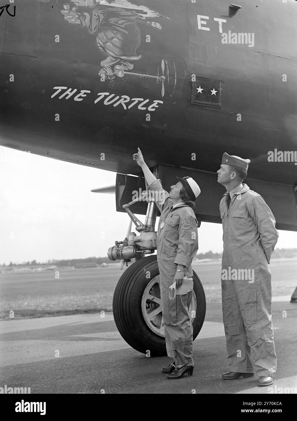 I PIONIERI DELL'ARIA ARRIVANO DOPO IL VOLO COMMEMORATIVO DELL'ATLANTICO retroammiraglio A.C. Read , United States Navy ( Retd.) Il primo a volare sull'Atlantico fu un passeggero a bordo del bombardiere Lockheed P2V Neptune , la " tartaruga di Truculent " che atterrò all'aeroporto di Northolt dopo il suo volo commemorativo per celebrare il 30 ° anniversario dell'attraversamento dell'Atlantico . Il velivolo era pilotato dal comandante T.D. Davies , che seguiva la stessa rotta di quella intrapresa dal motoscafo Curtiss dell'ammiraglio Read, l'NC-4, che impiegò 19 giorni per effettuare la traversata, 30 anni fa . E' stata la "Turtle" Foto Stock